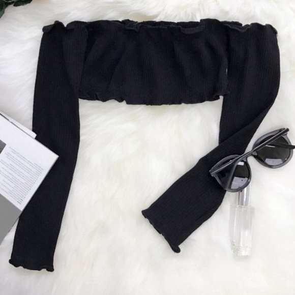 Tops - Off the shoulder long sleeve crop top